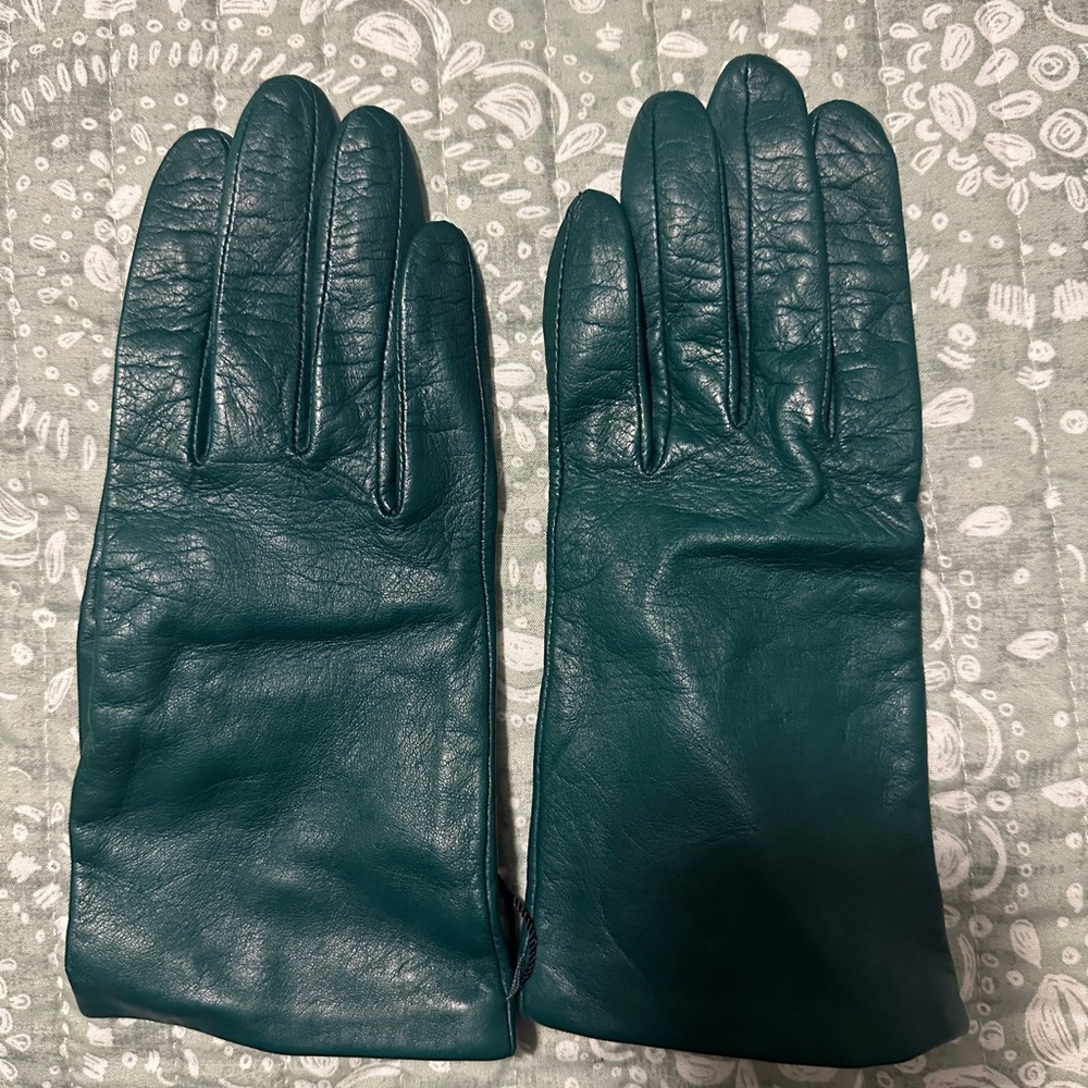Lord & Taylor Green leather gloves